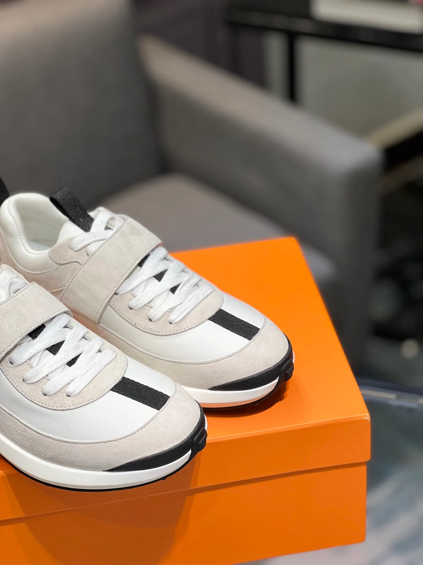 Men's shoes 💰600 Actual photos 🎬 [Hermès] Couple style, official website synchronization Counter quality French Paris catwalk style Simple and classic Imported original fabric Original 1:1 outsole! The highest version on the market! Size: Female 35-41. Male 39-45 (female 41, male 45 customized)